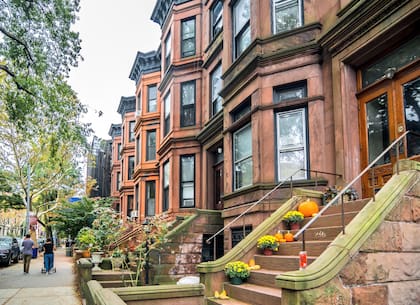 Este barrio de Nueva York se caracteriza por su arquitectura clásica, con casas de piedra rojiza (brownstones) y calles arboladas