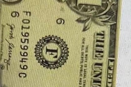 Este billete "especial" presenta un número de serie color negro