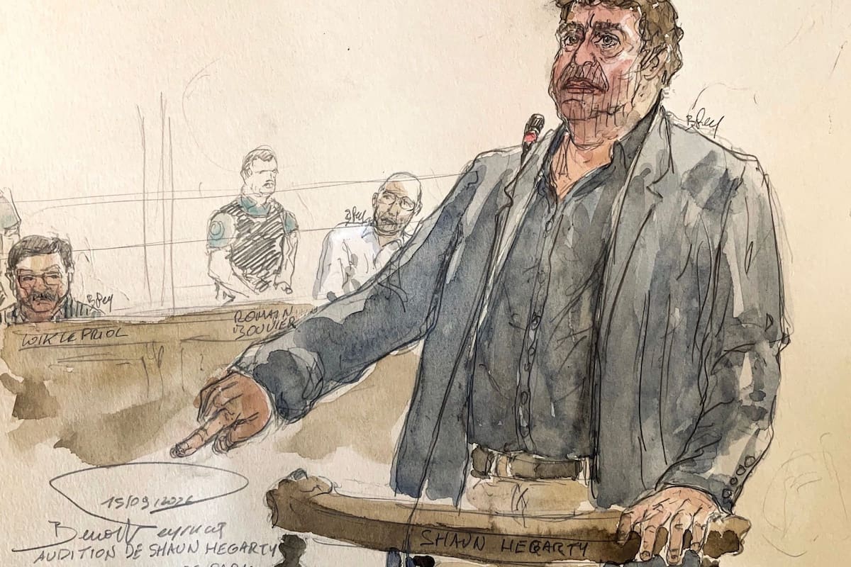 Este boceto de la sala del tribunal, realizado el 15 de septiembre de 2026, muestra al exjugador de rugby francés y testigo Shaun Hegarty prestando declaración ante el Tribunal Penal de París durante el juicio contra dos activistas de extrema derecha por el asesinato, en 2022, del jugador argentino de rugby Federico Martín Aramburu