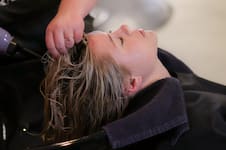 El “lavado inverso”: por qué los expertos recomiendan ponerse primero el acondicionador y después el shampoo