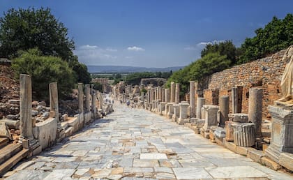 Este camino perfecto conduce a... Éfeso, una antigua ciudad griega en la costa de Jonia, Turquía.