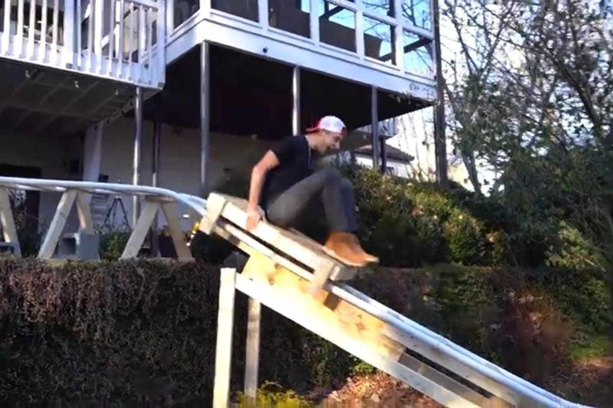 Este chico de 19 años construye una montaña rusa en su casa en menos de 3 semanas