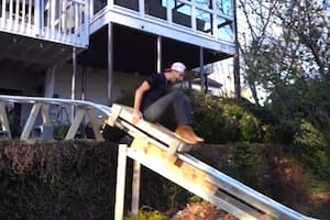 Este chico de 19 años construye una montaña rusa en su casa en menos de 3 semanas