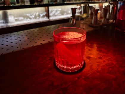 “Este cóctel nace de la tierra y sus frutos, es mi manera de rendir homenaje a lo natural. El tequila aporta notas verdes que se entrelazan con la profundidad del cacao y la dulzura de las castañas”, explica Ludovico De Biaggi