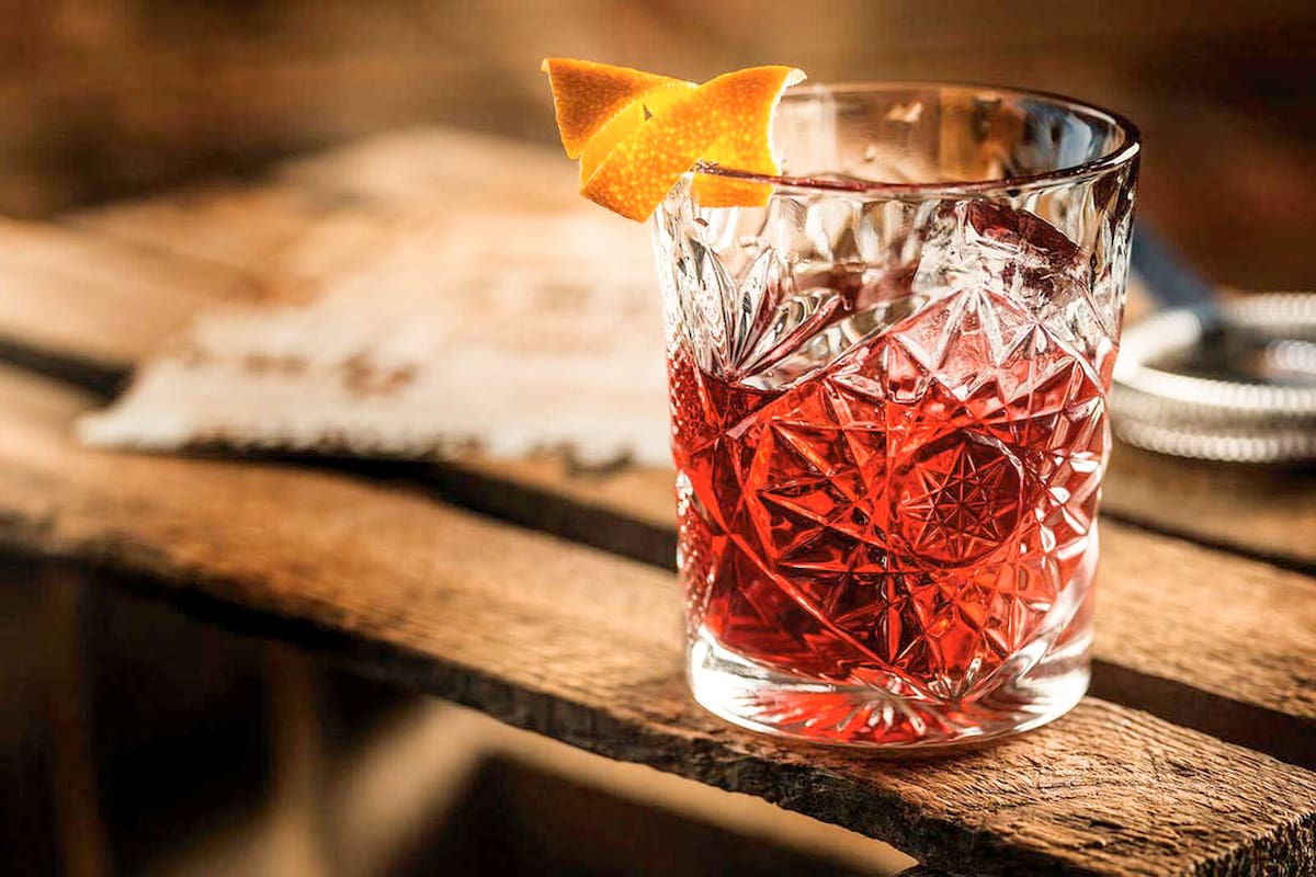 Este combinado rojo de probable linaje aristocrático se apoya en cuatro líquidos, a partes iguales: Campari, vermut rosso, gin y jugo de naranja.