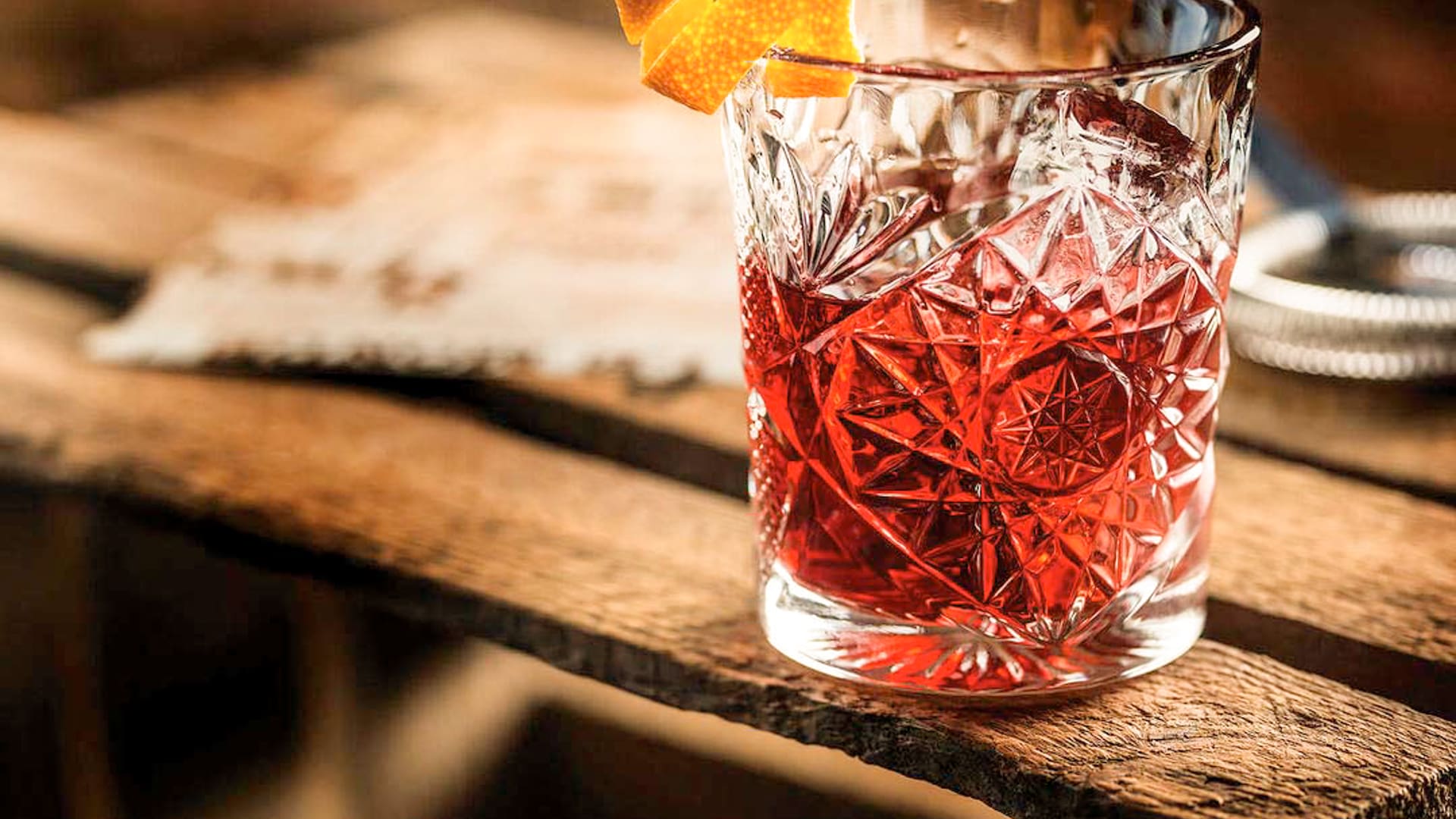 Este combinado rojo de probable linaje aristocrático se apoya en cuatro líquidos, a partes iguales: Campari, vermut rosso, gin y jugo de naranja.