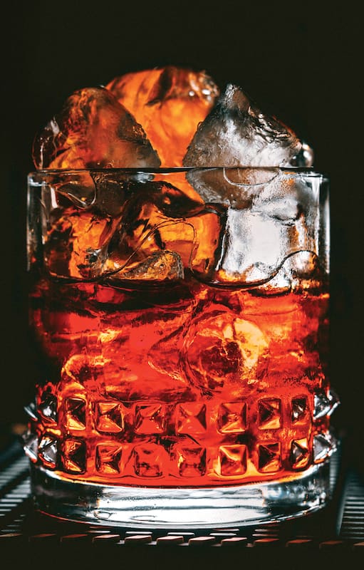Este combinado rojo de probable linaje aristocrático se apoya en cuatro líquidos, a partes iguales: Campari, vermut rosso, gin y jugo de naranja.