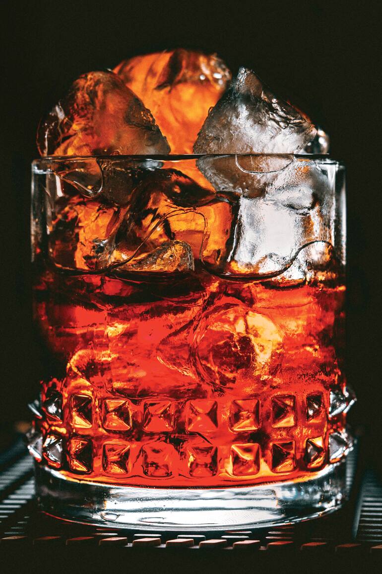 Este combinado rojo de probable linaje aristocrático se apoya en cuatro líquidos, a partes iguales: Campari, vermut rosso, gin y jugo de naranja.