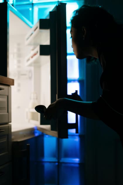 Este comportamiento podría llevar a un consumo excesivo de calorías y a una desconexión con las señales de hambre y saciedad