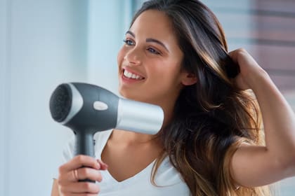 Este compuesto actúa sobre la melanina (pigmento responsable de dar color al pelo y la piel), aclarando gradualmente su tono sin causar daños como los procesos químicos