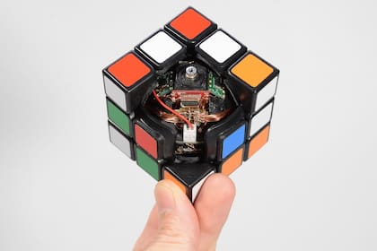 Este cubo Rubik lleva un motor en su interior, y una computadora capaz de determinar los movimientos necesarios para ordenar sus caras