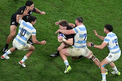 Éste de Marcos Kremer a Jordie Barrett en el Mundial Francia 2023 ya era un tackle penalizable antes de la prueba con que World Rugby y UAR evaluarán un límite más bajo de las zancadillas.