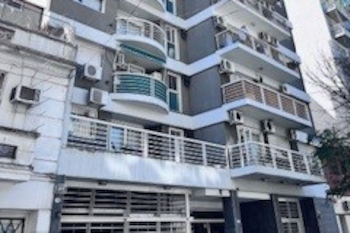 Este departamento de tres ambientes posee un balcón al contra frente y está orientado hacia el este