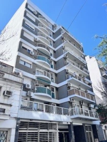 Este departamento de tres ambientes posee un balcón al contra frente y está orientado hacia el este