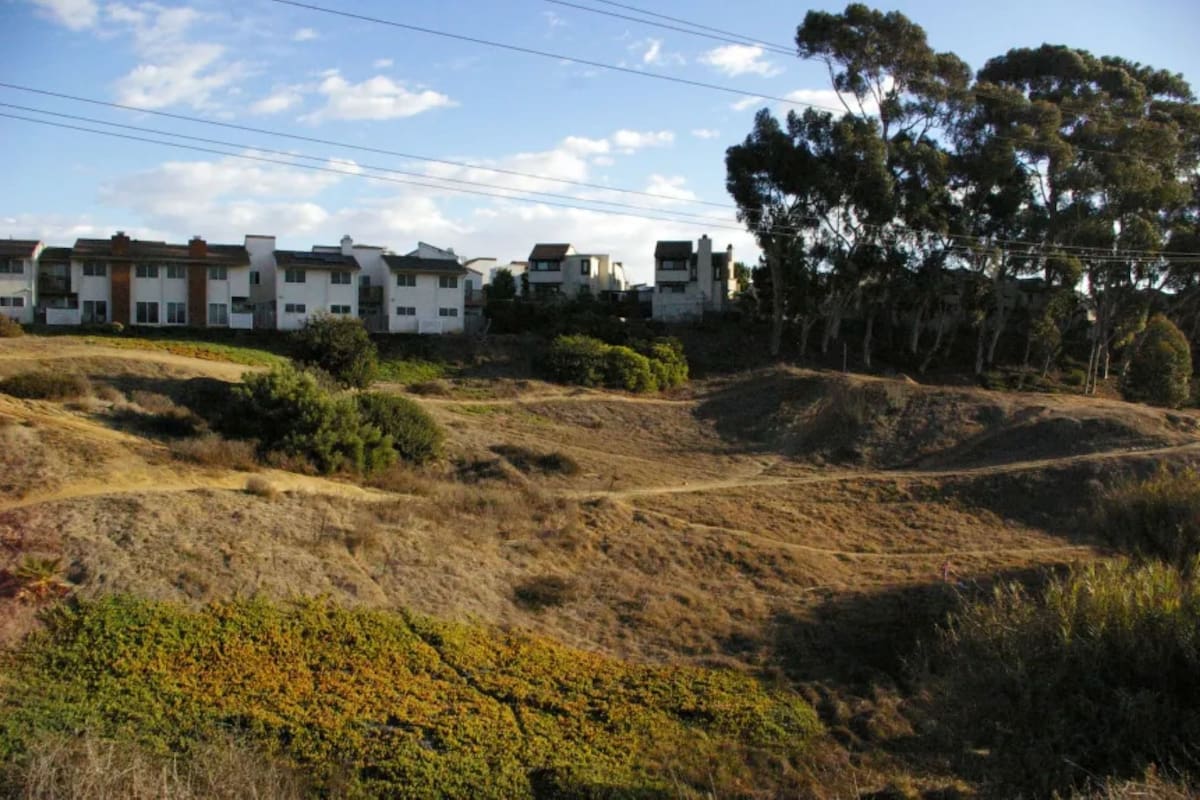 Este desarrollo, promovido por la Comisión de Vivienda de San Diego y la empresa BRIDGE Housing Corp., fue recibido con opiniones divididas por parte de los residentes locales ( BRIDGE Housing Corp)