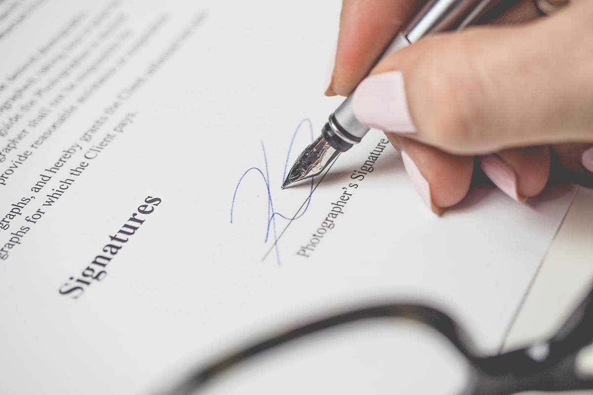Este detalle en tu firma que revela mucho más de lo que imaginás (Foto ilustrativa: PEXELS)
