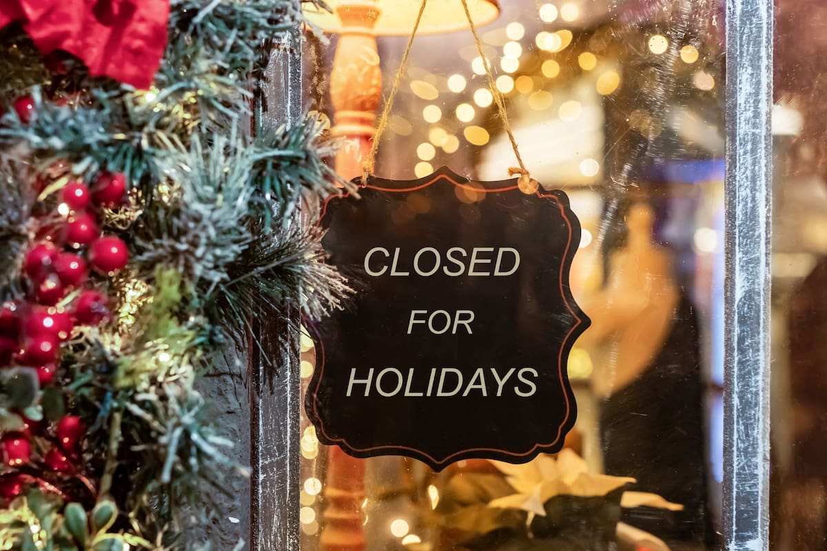 Este día festivo afecta desde oficinas gubernamentales y bancos hasta supermercados y cafeterías (Canva)