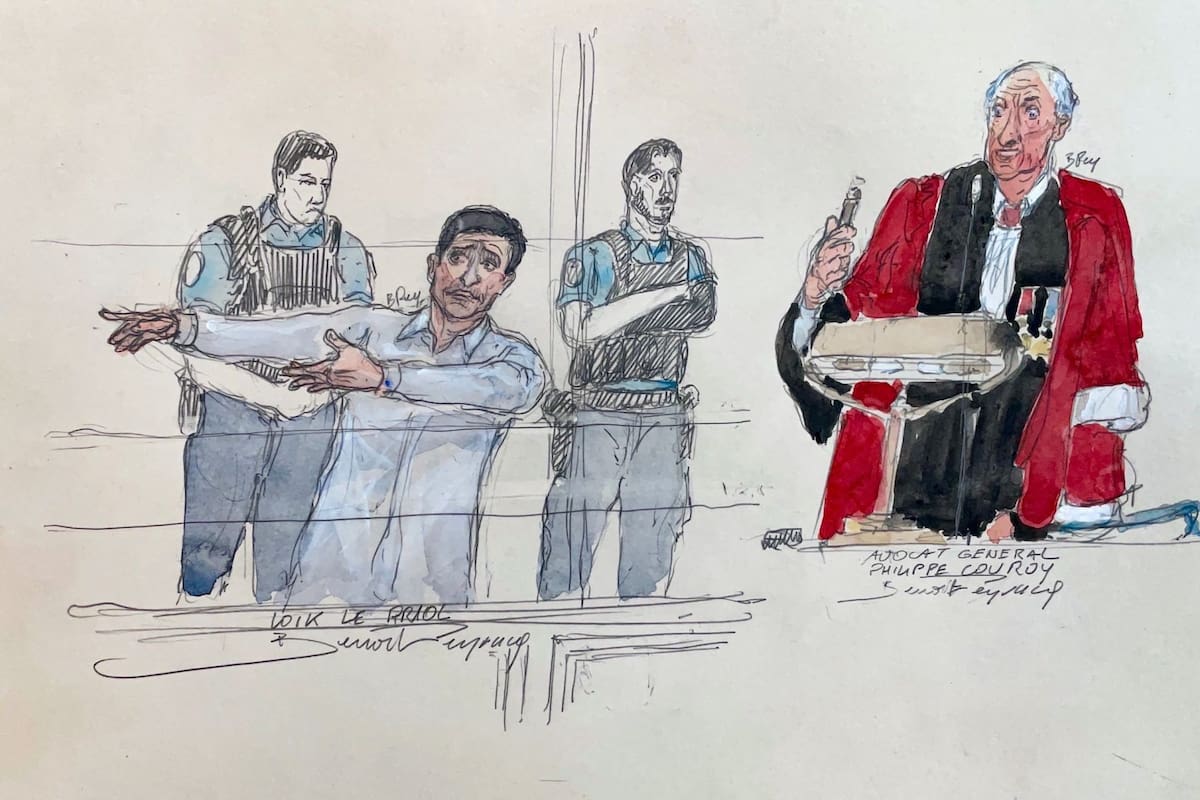Este dibujo de la sala del tribunal, realizado el 21 de septiembre, muestra al acusado y activista de extrema derecha Loik Le Priol (segundo por la izquierda, arriba) y al fiscal Philippe Courroye (derecha) durante el juicio por el asesinato a Federico Martín Aramburú