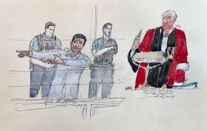 Este dibujo de la sala del tribunal, realizado el 21 de septiembre, muestra al acusado y activista de extrema derecha Loik Le Priol (segundo por la izquierda, arriba) y al fiscal Philippe Courroye (derecha) durante el juicio por el asesinato a Federico Martín Aramburú