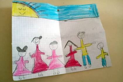 Este dibujo fue hecho por Virginia (8) y representa, de izquierda a derecha: a ella misma, con dos colitas; la mamá que están esperando; su hermana mayor, Milagros; Lara; el papá que anhelan; y su hermanito Augusto.
