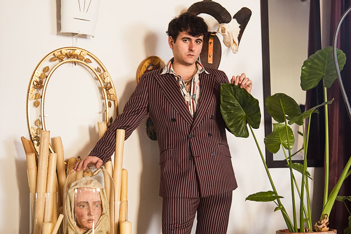 Este diseñador andaluz sub-30, que causa furor entre las celebrities, representa en modo millennial el estilo que propone la próxima muestra de moda del Met de Nueva York, donde expondrá sus piezas