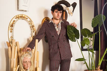 Este diseñador andaluz sub-30, que causa furor entre las celebrities, representa en modo millennial el estilo que propone la próxima muestra de moda del Met de Nueva York, donde expondrá sus piezas