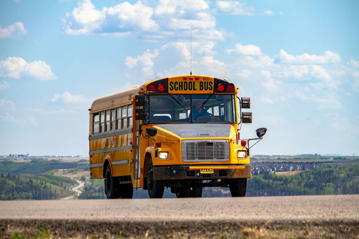 Este distrito escolar de Texas modificará sus horarios de clases por falta de conductores de autobús