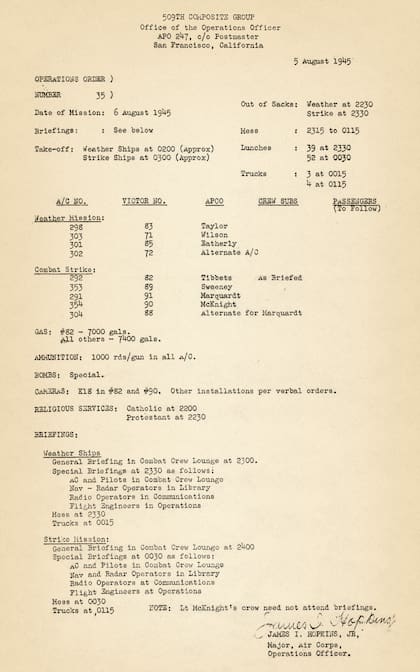 Este documento, fechado el 5 de agosto de 1945, detalla la orden de operaciones para la misión más trascendental del 509th Composite Group: el bombardeo atómico sobre Hiroshima. Allí se asignan los aviones, tripulaciones, horarios de despegue y tareas específicas. El piloto Paul Tibbets figura al mando del avión número 82, el Enola Gay, encargado de lanzar una bomba 'especial'. La orden, está firmada por el mayor James Hopkins.