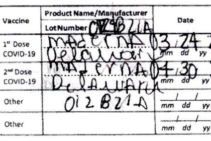 Este documento proporcionado por la fiscalía de Hawai muestra una tarjeta de vacunación contra COVID-19 falsa de una turista que viajó a Hawai. (Fiscalía de Hawai vía AP)