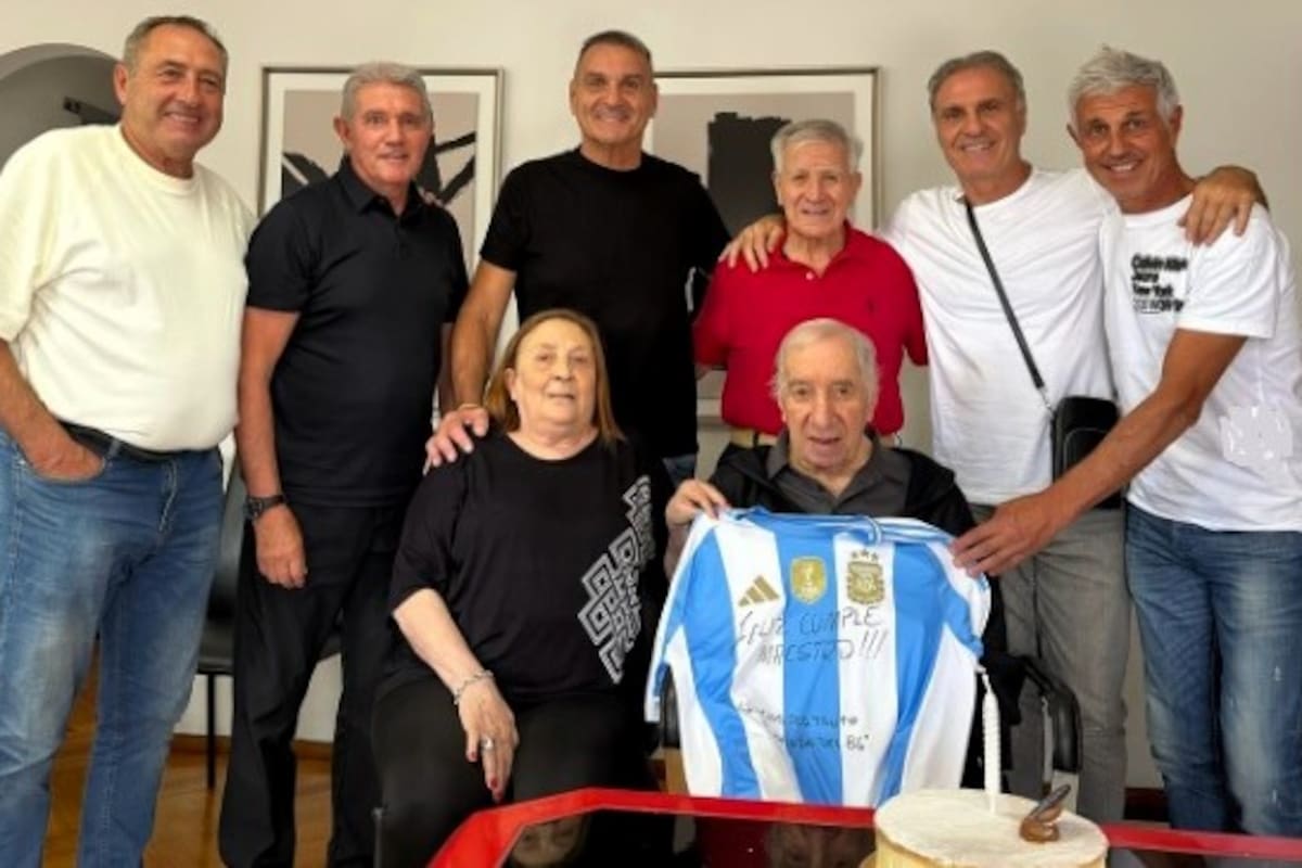 Este domingo, Carlos Bilardo, en su cumpleaños 87°, con su esposa Gloria, su asistente y amigo de siempre Carlos Pachamé y cinco campeones del mundo de México '86: Garré, Burruchaga, Islas, Ruggeri y Giusti