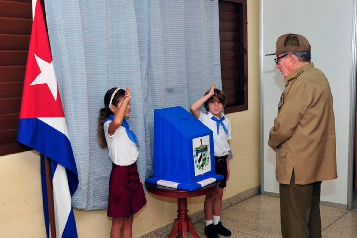 Este domingo, los cubanos aprobaron en las urnas el Código de las Familias que permite el matrimonio igualitario, la gestación subrogada, entre otras modificaciones
En la imagen: el General de Ejército Raúl Castro Ruz acudiendo a emitir su voto
