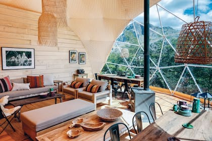 Este domo de 80m2 alberga el living-comedor común. Es el lugar ideal para relajarse junto a la salamandra y el fabuloso panorama.