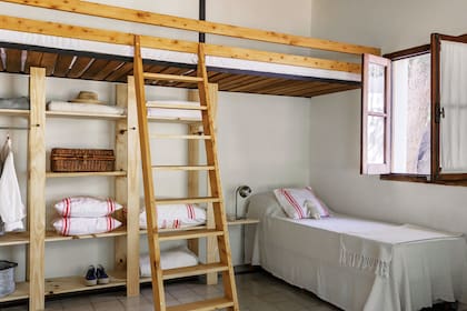 Éste dormitorio está en la finca La Francia en Traslasierra. arquitecto Leandro Egido Hardoy y la dirección de obra a cargo del arquitecto Luis Heredia.