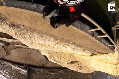 Este dúo de adictos a la adrenalina realizó un salto BASE de 40 metros de altura en la Costa Jurásica de Reino Unido