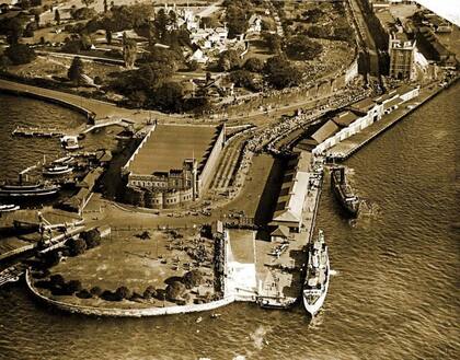 Este era ese lugar ideal que Goossens había avistado: los cobertizos de tranvía de Fort Macquarie en Bennelong Point, Sídney (1955).