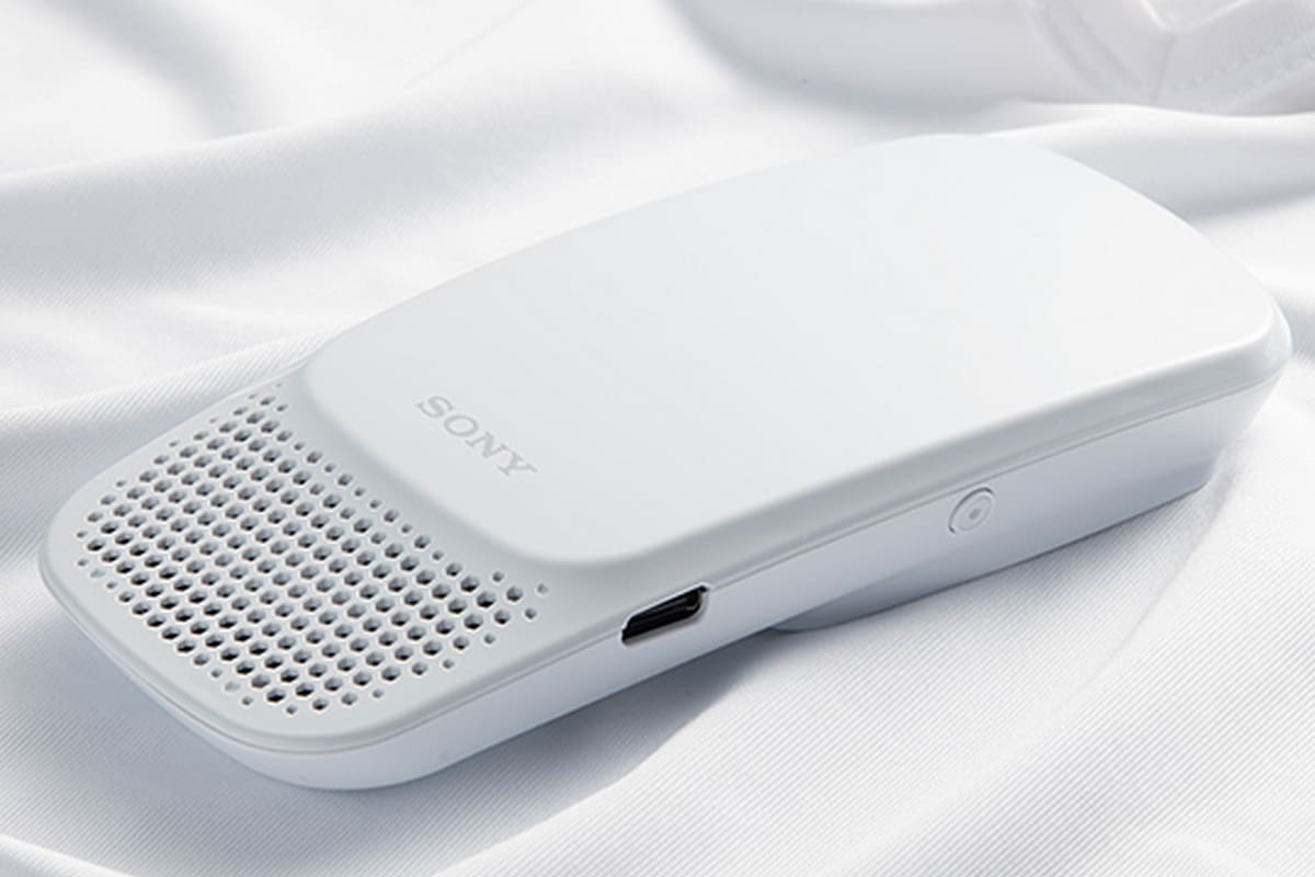 Este es el aire acondicionado frío calor de Sony que se instala en la espalda cerca del cuello mediante una camiseta especial, disponible a la venta en Japón desde 120 dólares