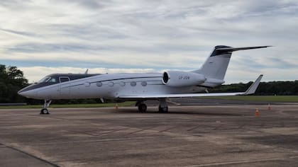Este es el avión retenido en Puerto Iguazú