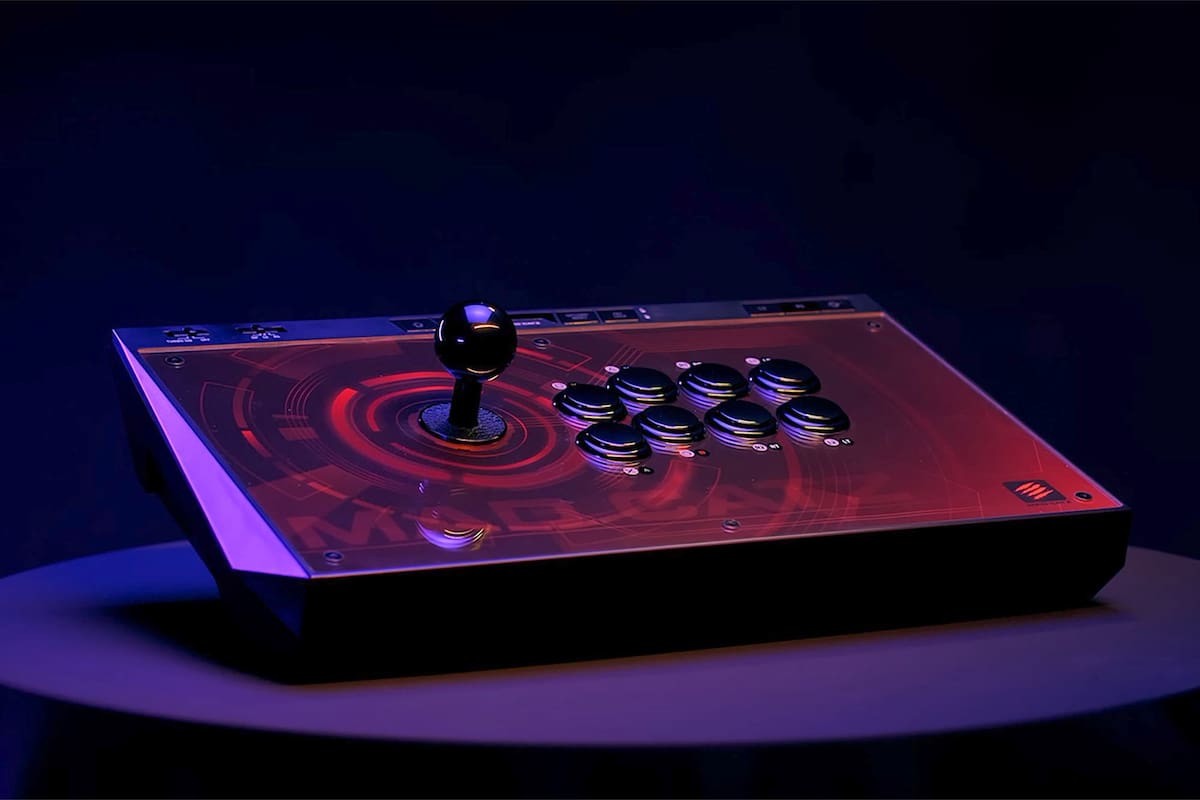 Este es el control EGO Stick Arcade de Mad Catz, compatible con PS4, Xbox One, PC y Nintendo Switch
