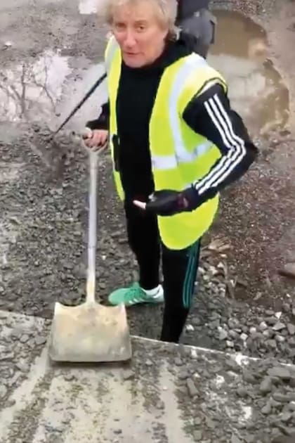 “Este es el estado de las carreteras en Harlow”, expresó indignado.