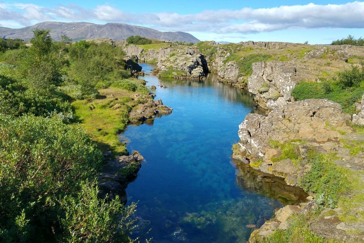 Este es el lago islandés de Thingvellir, en cuyas aguas prácticamente se "unen" las placas tectónicas de América y Europa