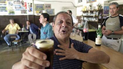 Este es el Negro Becerra, baterista del famoso cantante Jairo y artífice por accidente, se cree, de la mezcla del fernet con coca en los años 70