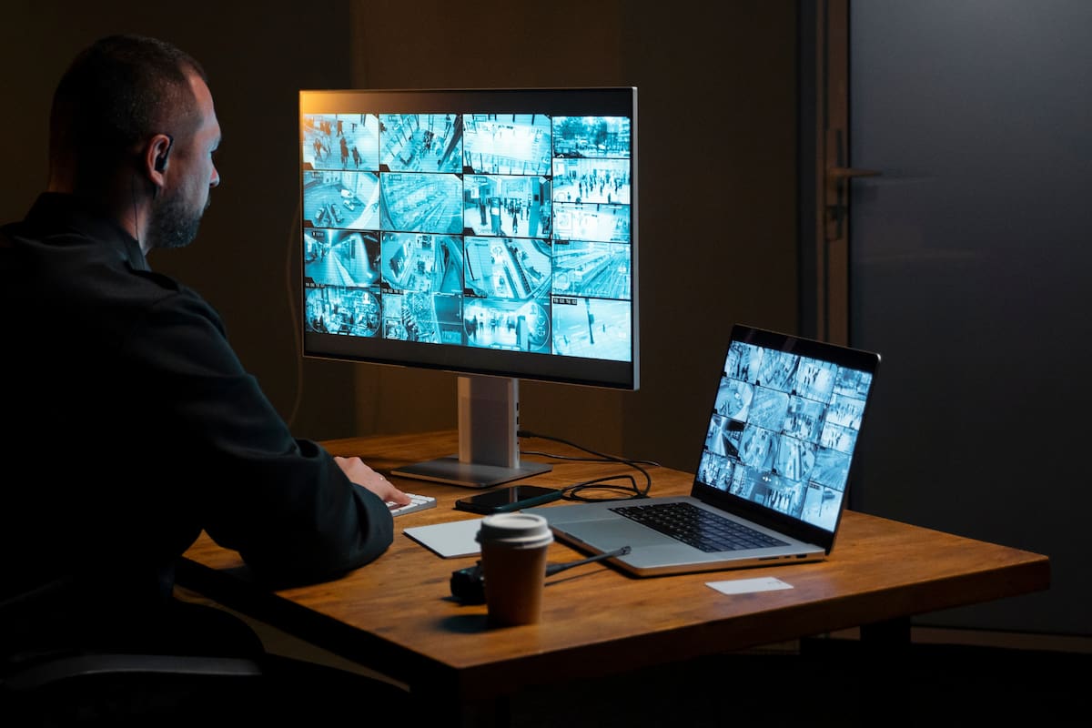 Este es el potente software espía del ICE para hackear celulares