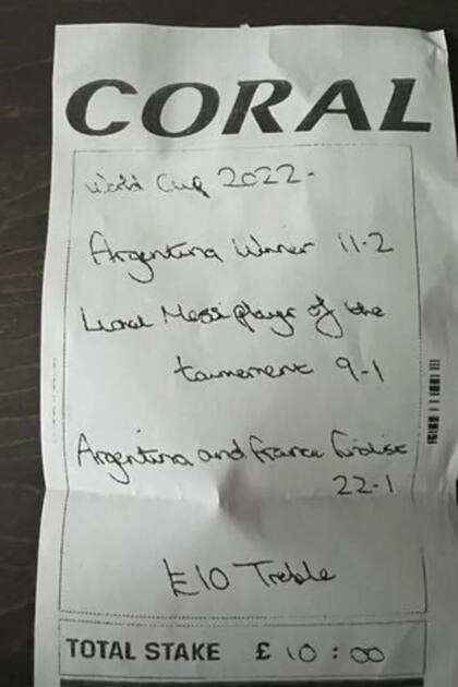 Este es el recibo que Liam Manifold escribió con sus apuestas para el Mundial de Qatar