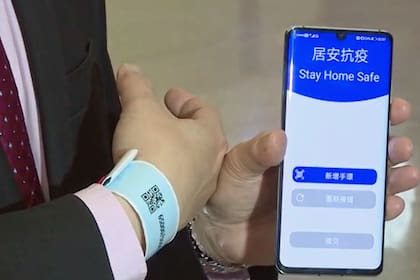 Este es el sistema que utiliza una pulsera electrónica con un código QR y una aplicación móvil para controlar la cuarentena estricta que aplicó Hong Kong a todas las personas que arriban a la región administrativa especial de China
