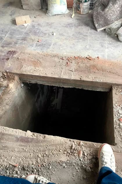 Este es el ingreso al pequeño sótano que estaba oculto bajo la mesa del living de la pequeña casa de El Remanso en Mar del Sud