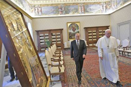 Vladimir Putin y el líder de la Iglesia católica, Francisco, en el Vaticano, en 2020