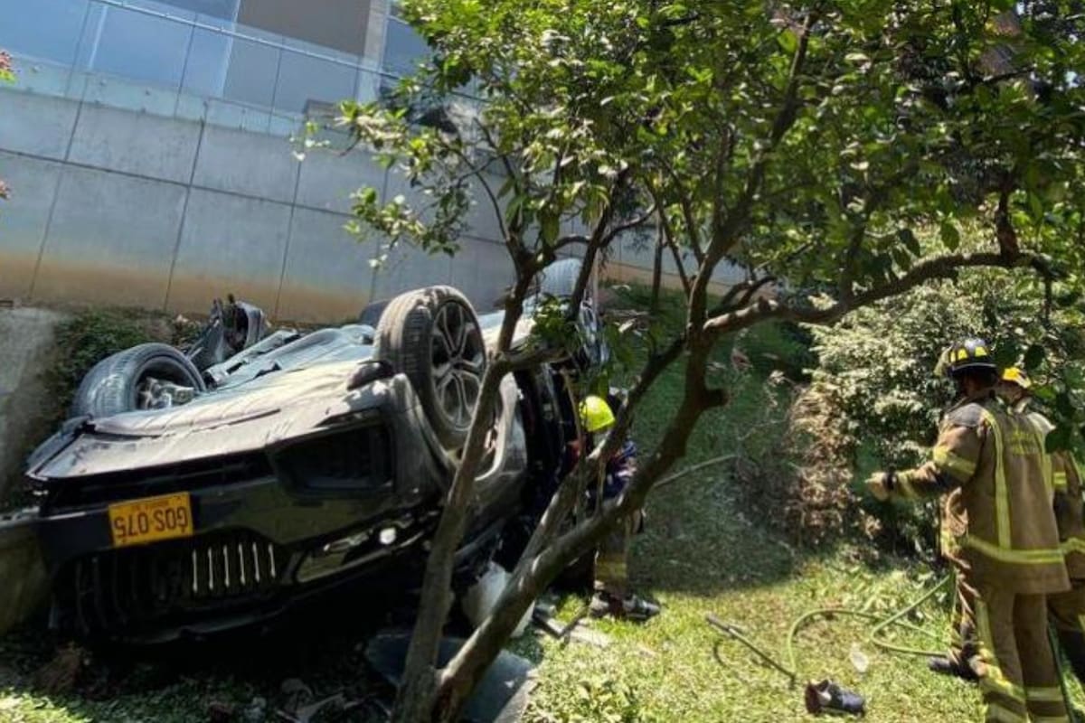 Este es el vehículo que cayó desde el quinto piso en Medellín, Colombia