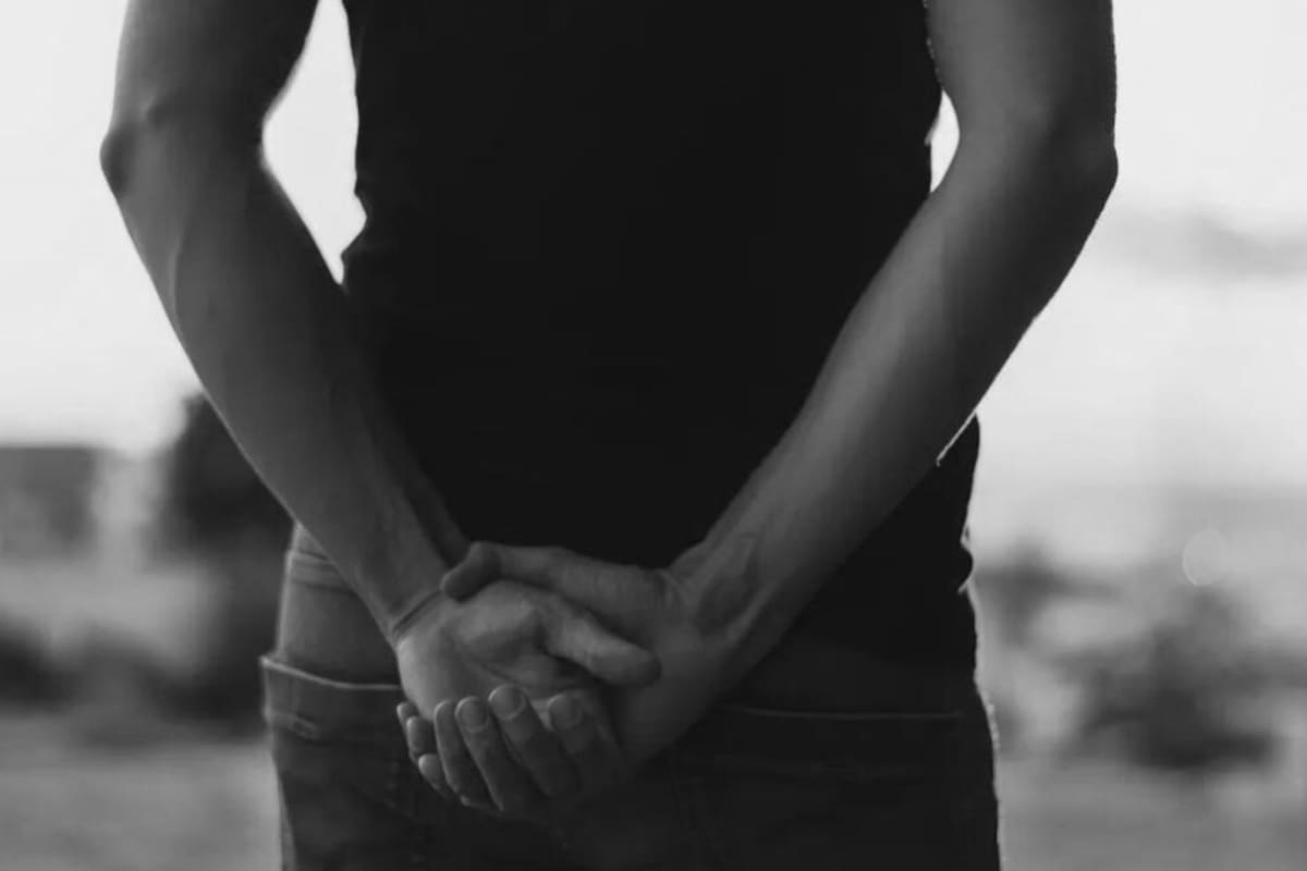 Este es el verdadero significado de la gente que camina con las manos en la espalda, según la psicología. (Foto: La Tercera)