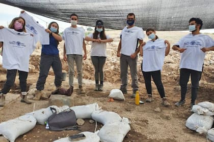 Este es parte del equipo que participó del programa preparatorio de Hanaton, que trabajaron durante las excavaciones