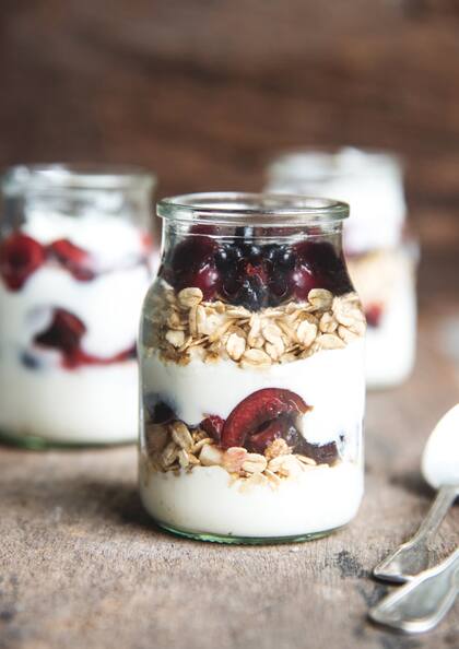 Este es un postre exprés, goloso y natural sin complicaciones. Puede incluso hacerse vegano, reemplazando el yogur natural por yogur de coco o de soja
